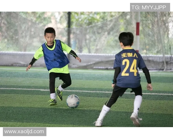 真实足球明星男生照片展现运动魅力与青春活力的完美结合